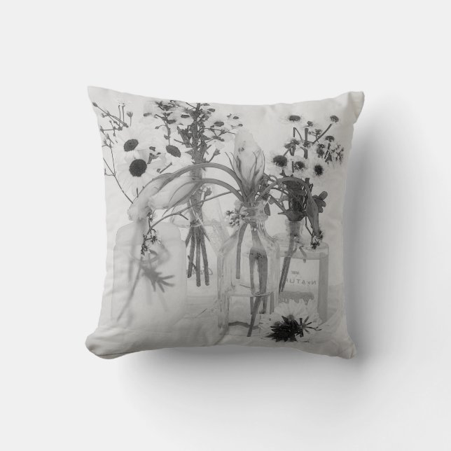 Vier flessen en witte bloemen kussen (Voorkant)