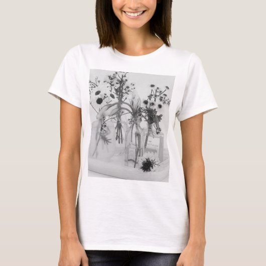 Vier flessen en witte bloemen t-shirt (Voorkant)