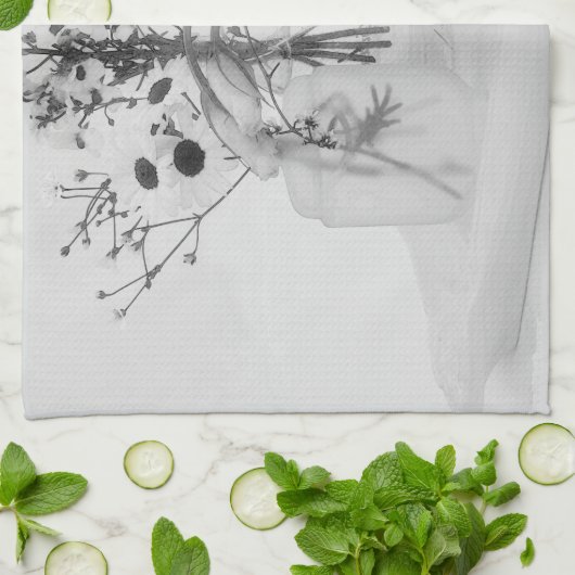 Vier flessen en witte bloemen theedoek (Gevouwen)