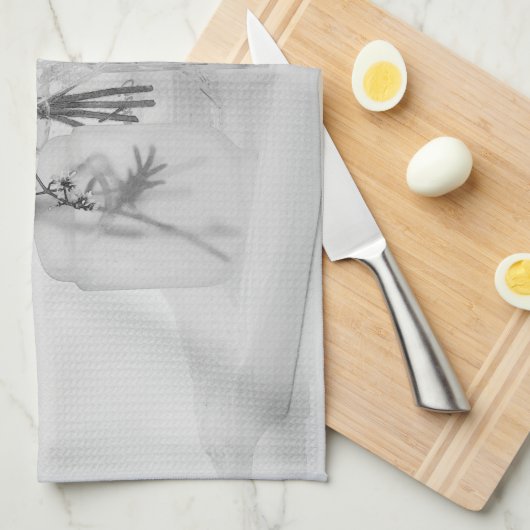 Vier flessen en witte bloemen theedoek (Quarter Fold)