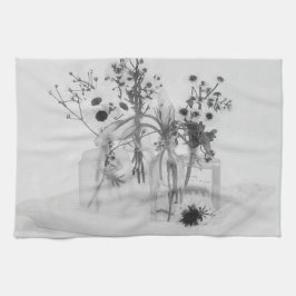 Vier flessen en witte bloemen theedoek