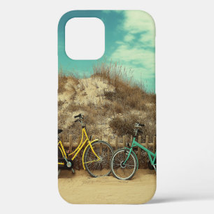 Vier forenwandelaars in vier kleuren bij de heuvel iPhone 12 hoesje