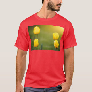 vier gele tulpen natuur achtergrond t-shirt