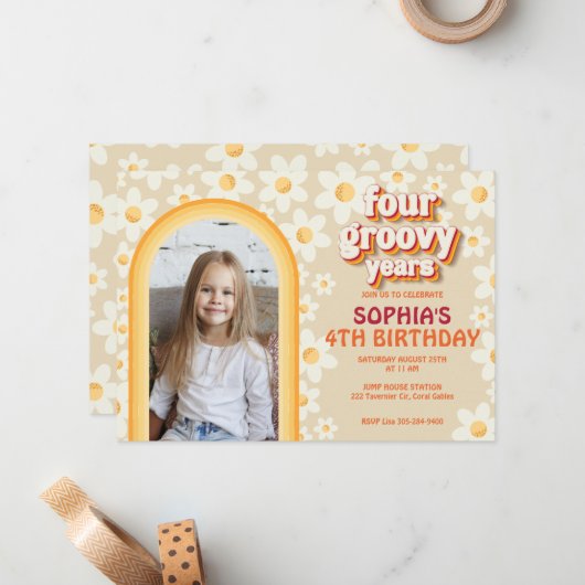 Vier groovy 4e verjaardag uitnodiging | Retro D (Voorkant / Achterkant in situ)