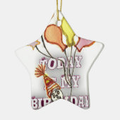 Vier het met onze speelse verjaardagsgroet Happy Keramisch Ornament (Links)