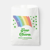 Vier is een charmant regenboog 4e verjaardagsfeest bedankzakje (Voorkant)