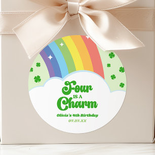 Vier is een charmant regenboog 4e verjaardagsfeest ronde sticker