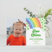 Vier is een charmante regenboogklaver 4e verjaarda kaart (Staand voorkant)