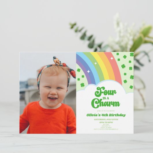 Vier is een charmante regenboogklaver 4e verjaarda kaart (Staand voorkant)