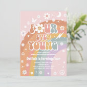 Vier jonge hippie op de vierde verjaardag kaart (Staand voorkant)