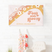 Vier keer Groovy Retro Daisy 4e verjaardag banner (Insitu)