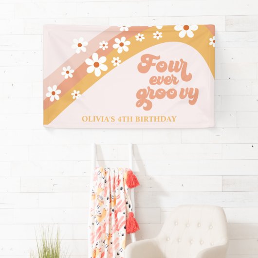 Vier keer Groovy Retro Daisy 4e verjaardag banner (Insitu)