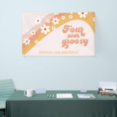 Vier keer Groovy Retro Daisy 4e verjaardag banner (Beurs)