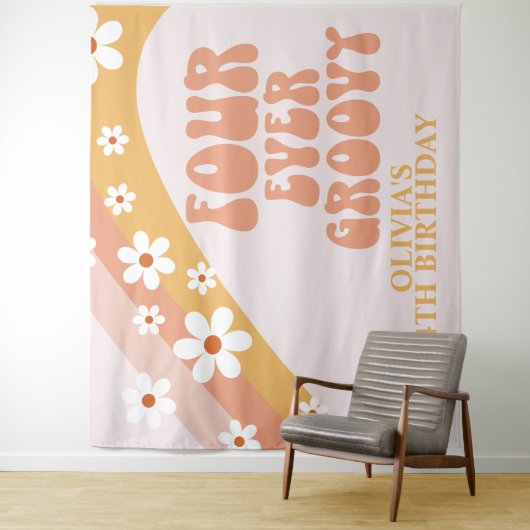 Vier keer Groovy Retro Daisy 4e verjaardag banner Wandkleed (In situ)