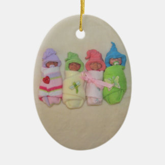 Vier kleine baby's: Polymeer-klepbeeldhouwwerken Keramisch Ornament