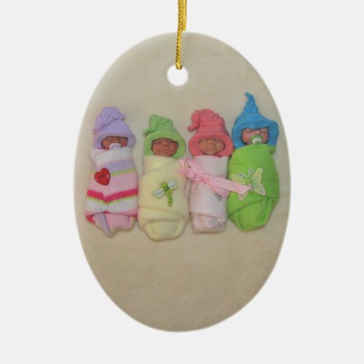 Vier kleine baby's: Polymeer-klepbeeldhouwwerken Keramisch Ornament (Voorkant)