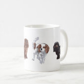 Vier kleuren van Cavalier King Charles Spaniels. M Koffiemok (Voorkant rechts)