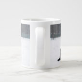 Vier labrador honden in sneeuw grote koffiekop (Achterkant)