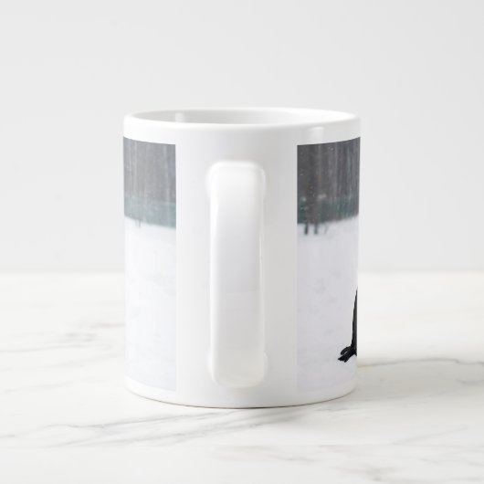 Vier labrador honden in sneeuw grote koffiekop (Achterkant)