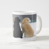 Vier labrador honden in sneeuw grote koffiekop (Voorkant rechts)