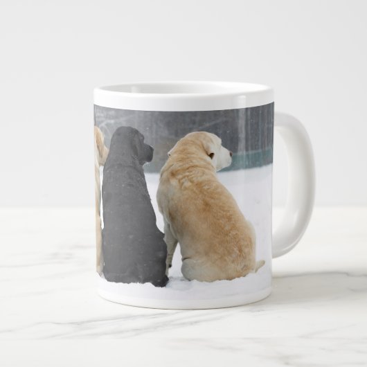 Vier labrador honden in sneeuw grote koffiekop (Voorkant rechts)