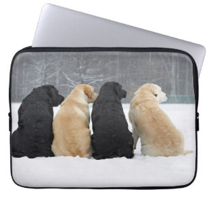 Vier labrador honden in sneeuw laptop sleeve