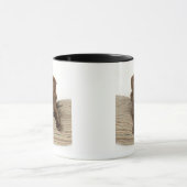 Vier maanden oude Chocolate Lab Puppy op Pillow Mok (Midden)