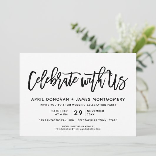 Vier met ons borstel typografie bruiloft kaart (Staand voorkant)