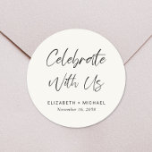 Vier met ons crème bruiloft ronde sticker