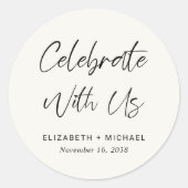 Vier met ons crème bruiloft ronde sticker (Voorkant)