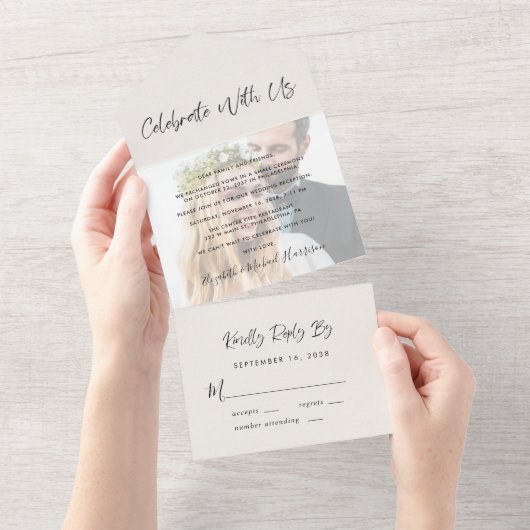 Vier met ons Photo Cream bruiloft receptie All In One Uitnodiging (Afscheurbaar)