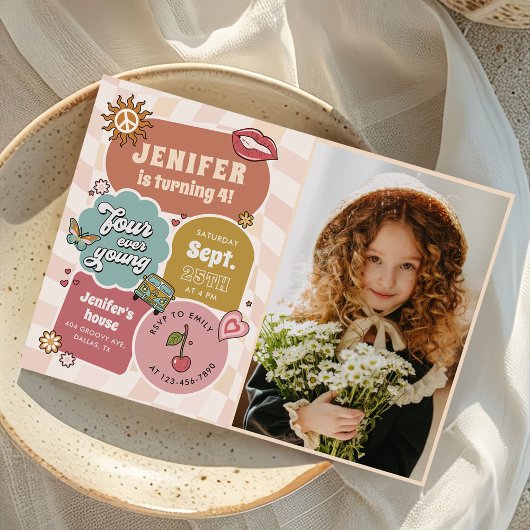 Vier ooit jonge Groovy Daisy 4e verjaardag foto Kaart