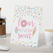 Vier ooit lieve verjaardagsfeestje tafel teken reclamebord met voetstuk (Insitu)