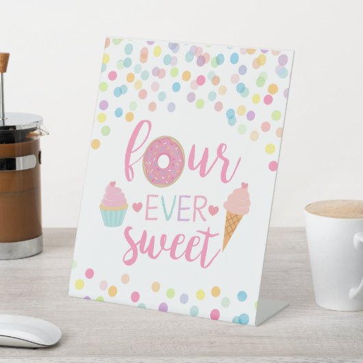 Vier ooit lieve verjaardagsfeestje tafel teken reclamebord met voetstuk (Insitu)