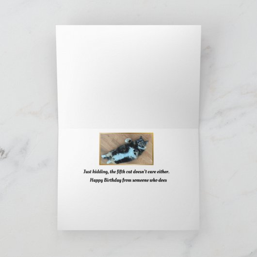 Vier op de vijf katten geeft niet om verjaardag kaart (Binnen)