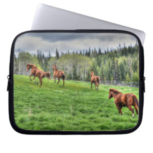 Vier paarden die op verse gras lopen in een dok laptop sleeve