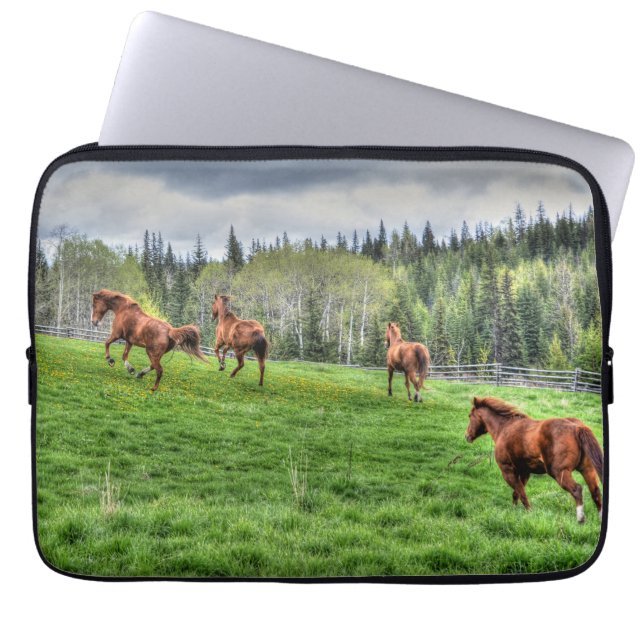 Vier paarden die op verse gras lopen in een dok laptop sleeve (Voorkant)