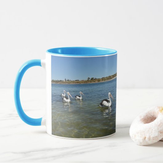 Vier pelikanen op de oceaan, mok (Met donut)