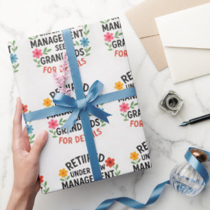 Vier pensionering kleurrijke typografie humor cadeaupapier