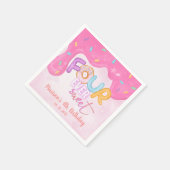 vier roze roze roodbruinvissen die de verjaardag v servet (Hoek)