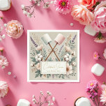 Vier S'more Rustic Camp Bride Party Servet<br><div class="desc">Verhoog uw Camp Bride-feest met deze prachtige "Celebrate S'more" servetten. Met pastel marshmallows gekruist over een elegante bloemige arrangement van katoen, lavendel en blozende bloemen, dit ontwerp perfect balanceert rustieke charme met sophisticatie. Ideaal voor vrijgezellenweekenden, vrijgezellenfeesten of bruiloften met kampthema's, deze servetten voegen een gezellige en stijlvolle touch toe aan...</div>