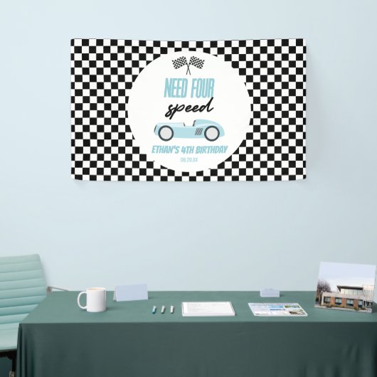 Vier snelheids-blauwe-rantsoenauto's van vierde ve spandoek (Beurs)