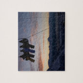 Vier snowboarders zijn gesilhoueteerd op een skili legpuzzel (Verticaal)