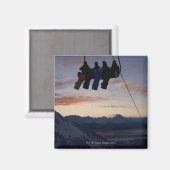 Vier snowboarders zijn gesilhoueteerd op een skili magneet (Voorkant / Achterkant)