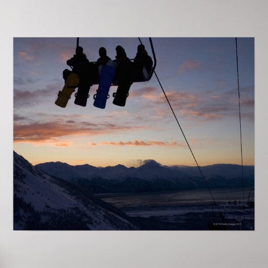 Vier snowboarders zijn gesilhoueteerd op een skili poster (Voorkant)