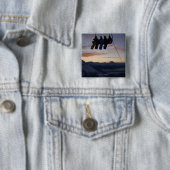 Vier snowboarders zijn gesilhoueteerd op een skili vierkante button 5,1 cm (In situ)