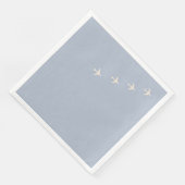 Vier vliegtuigen vliegen door stoffige blauwe luch servet (Hoek)