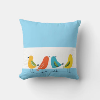 Vier vogels op een tak kussen