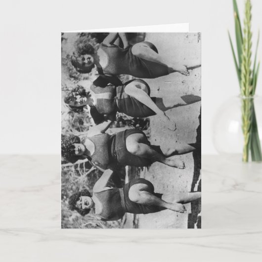 Vier vrouwen in zwemmende zwemmers op riverbank kaart (Voorkant)