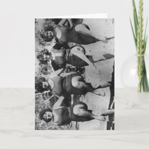 Vier vrouwen in zwemmende zwemmers op riverbank kaart